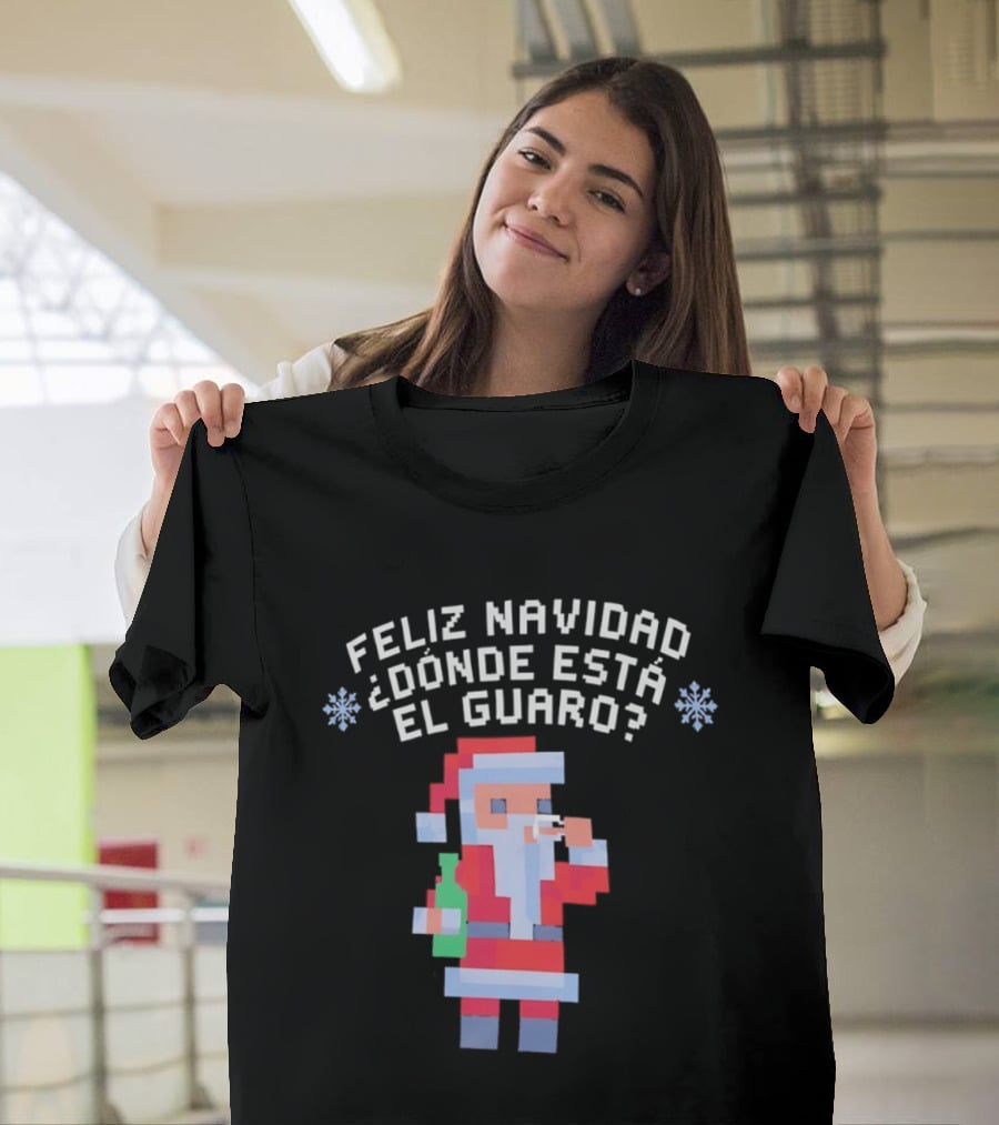 Feliz Navidad Dónde Está El Guaro Santa With Drink And Bottle T-Shirt