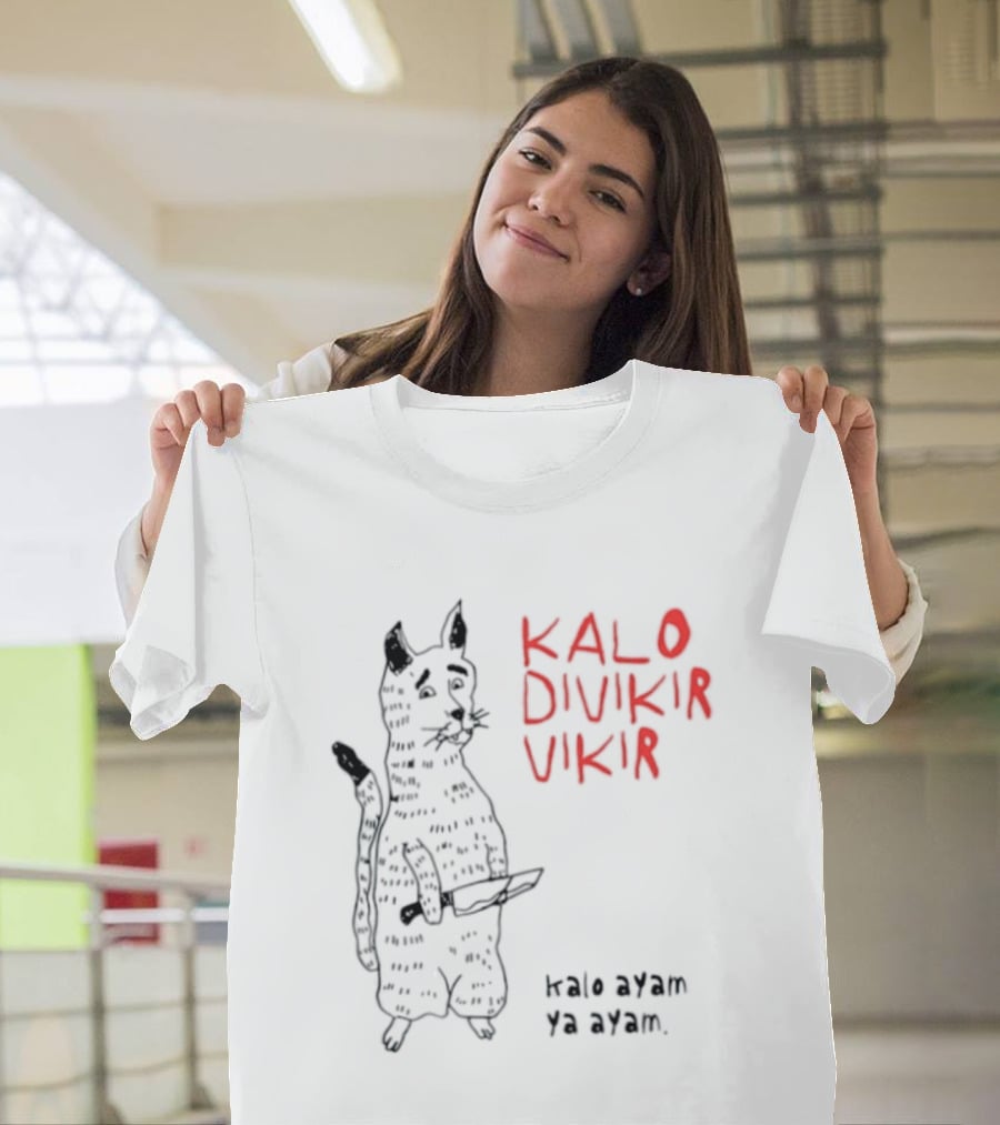 Kalo Divikir Vikir Kalo Ayam Ya Ayam Cat With Knife T-Shirt