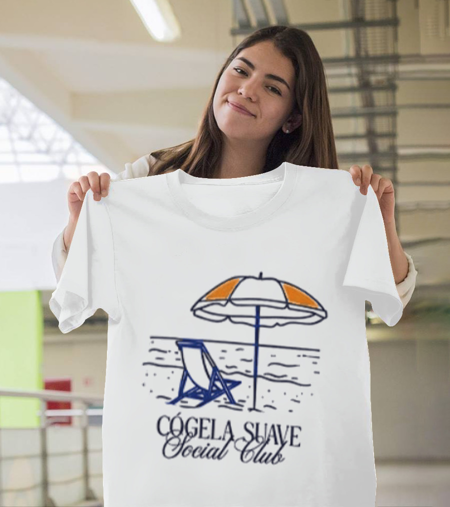 CógeLa Suave Social Club Esto Es Un Ratico Mañana No Se Sabe Playa Y Sombrilla T-Shirt