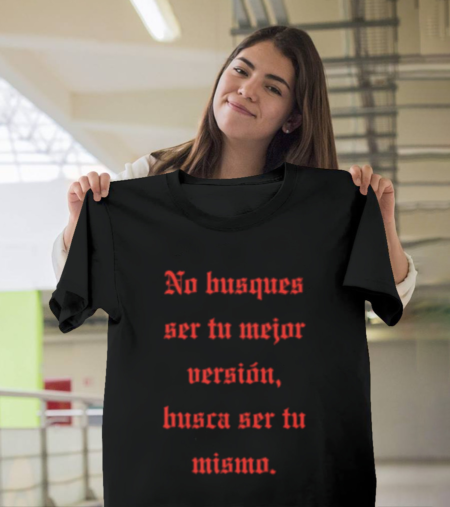 No Busques Ser Tu Mejor Versión Busca Ser Tu Mismo Frase Motivacional Texto Rojo Estilo Gótico T-Shirt