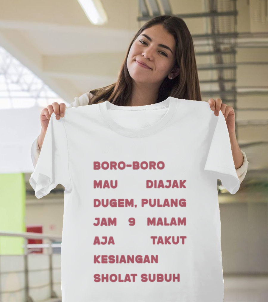 Boro Boro Mau Diajak Dugem Pulang Jam 9 Malam Aja Takut Kesiangan Sholat Subuh Viral Phrase Indonesia T-Shirt