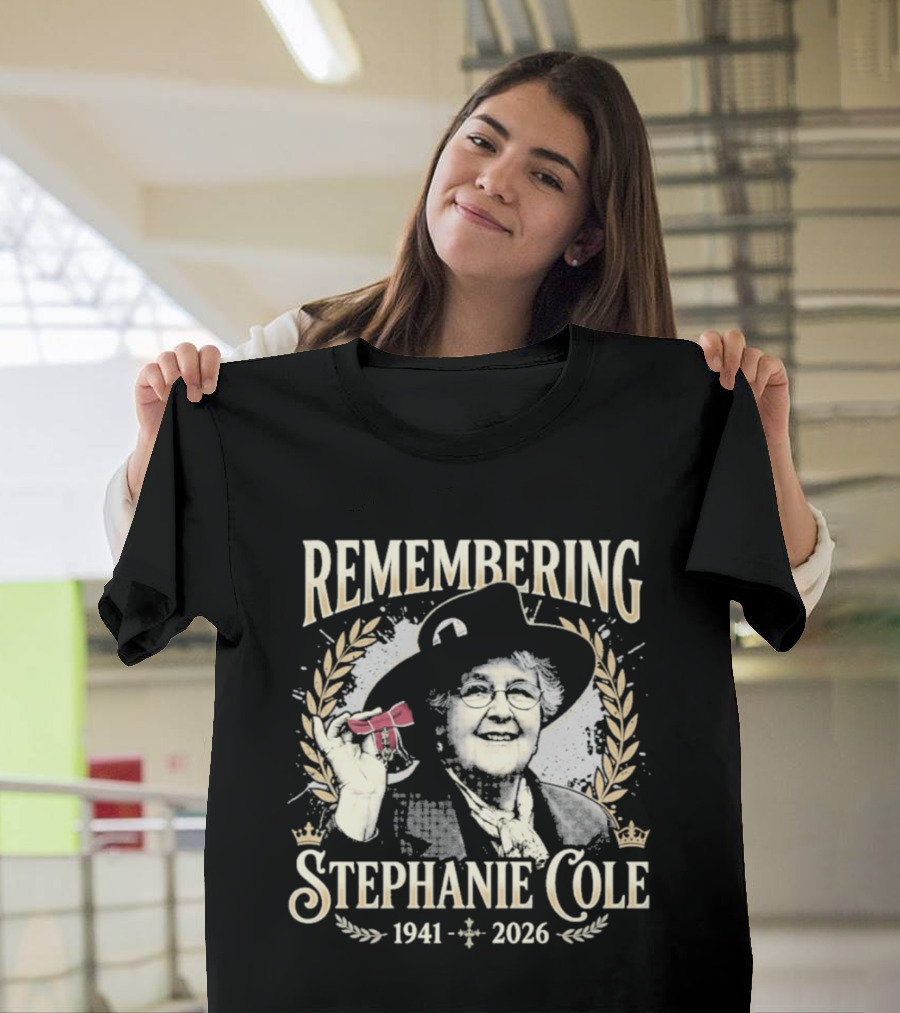 Remembering Stephanie Cole 1941 2026 Red Bow Laurel Wreath T-Shirt