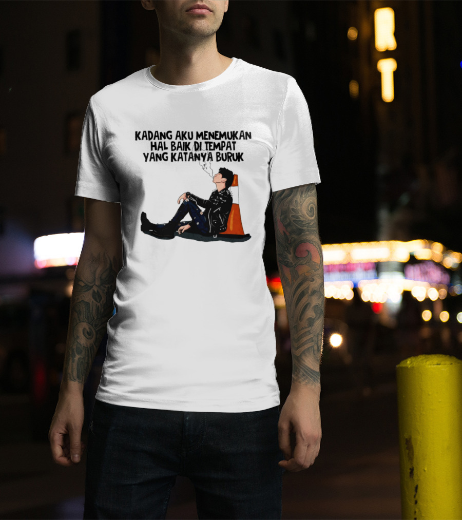 Kadang Aku Menemukan Hal Baik Di Tempat Yang Katanya Buruk Dengan Sosok Beristirahat Di Kursi Oranye T-Shirt