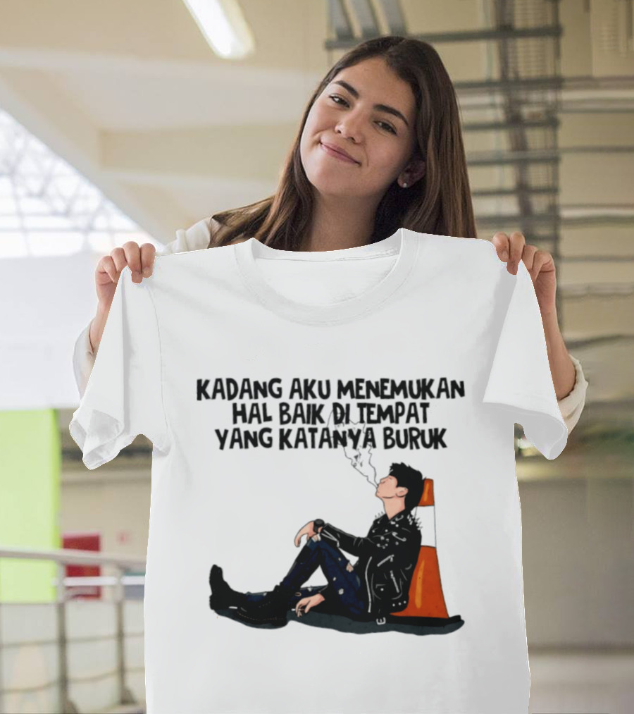 Kadang Aku Menemukan Hal Baik Di Tempat Yang Katanya Buruk Dengan Sosok Beristirahat Di Kursi Oranye T-Shirt