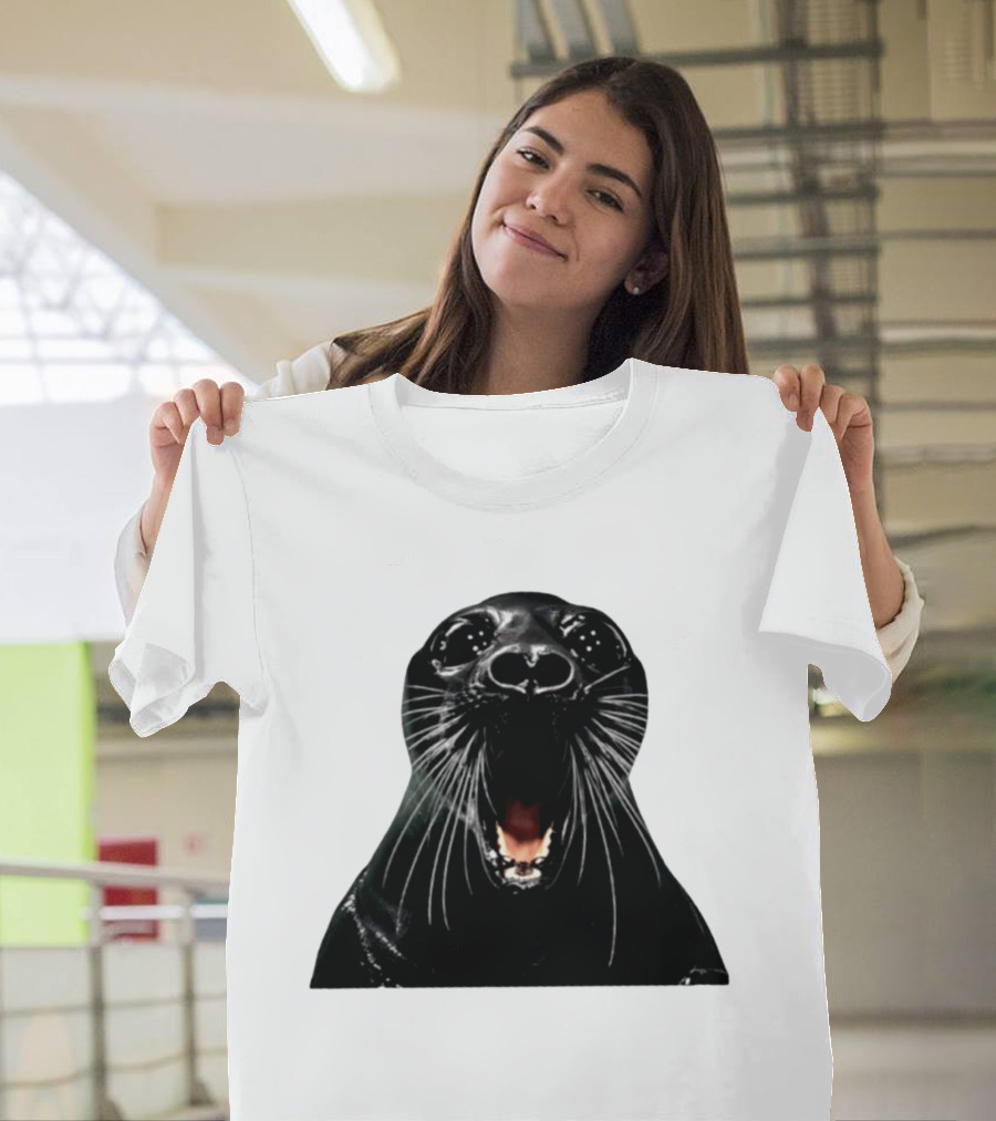 Screaming Black Seal Meme Hilarious Animal Expression T-Shirt