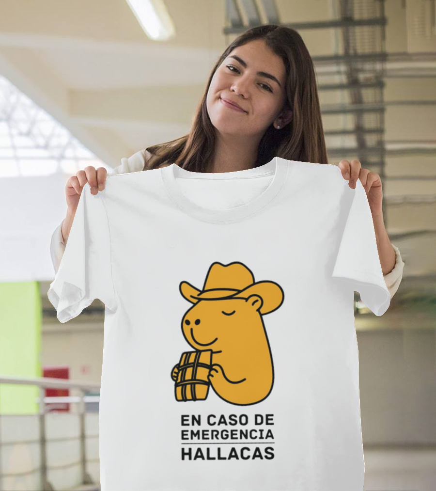En Caso De Emergencia Hallacas Capybara Cowboy Hat T-Shirt
