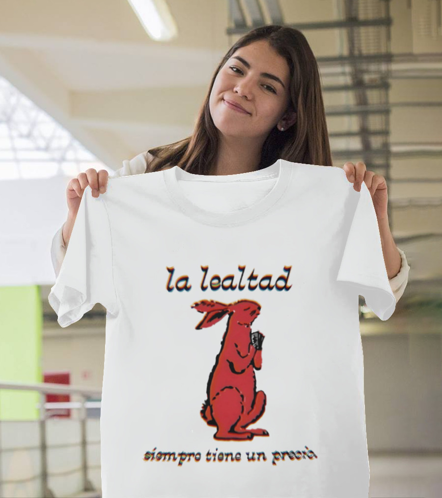 La Lealtad Siempre Tiene Un Precio Conejo Rojo T-Shirt