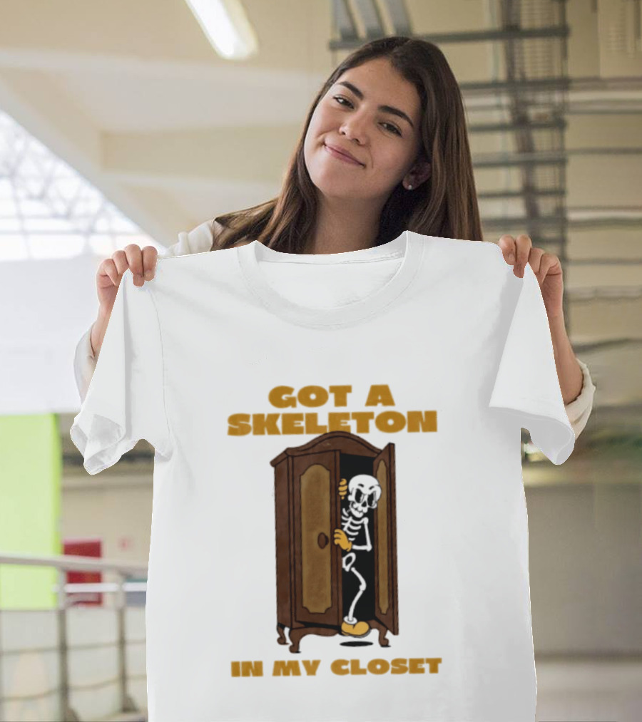 Got A Skeleton In My Closet Spooky Halloween Fun T-Shirt
