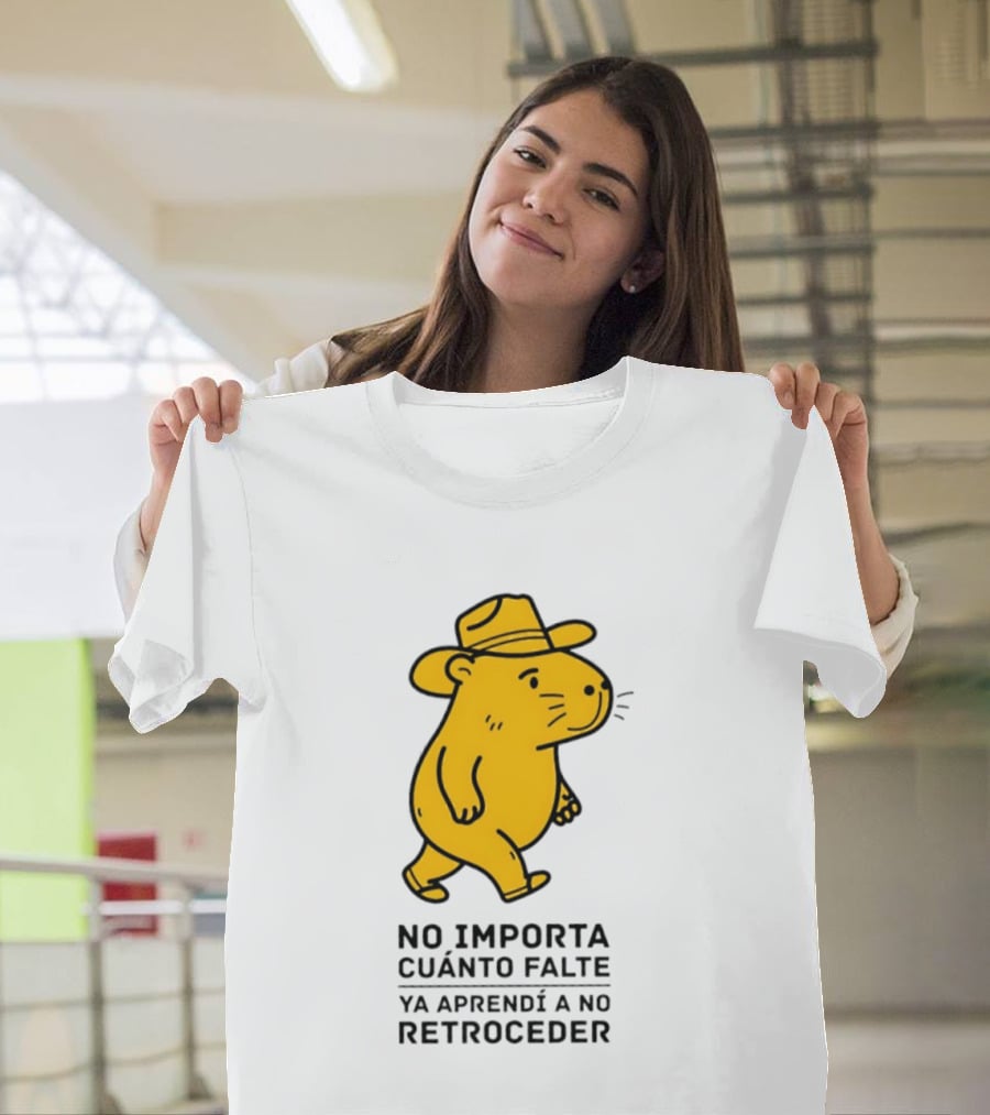 Capybara No Importa Cuánto Falte Ya Aprendí A No Retroceder Sombrero Amarillo T-Shirt