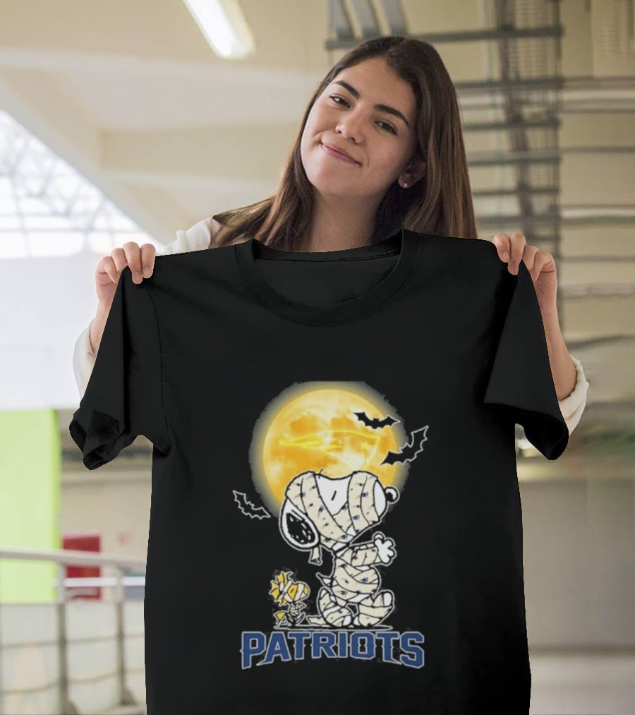 New England Patriots Snoopy Halloween 2026 Moon T-Shirt