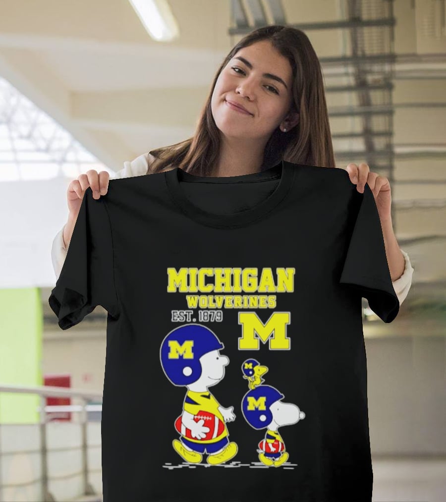 Michigan Wolverines EST 1879 Snoopy Charlie Brown Football Iconic M T-Shirt