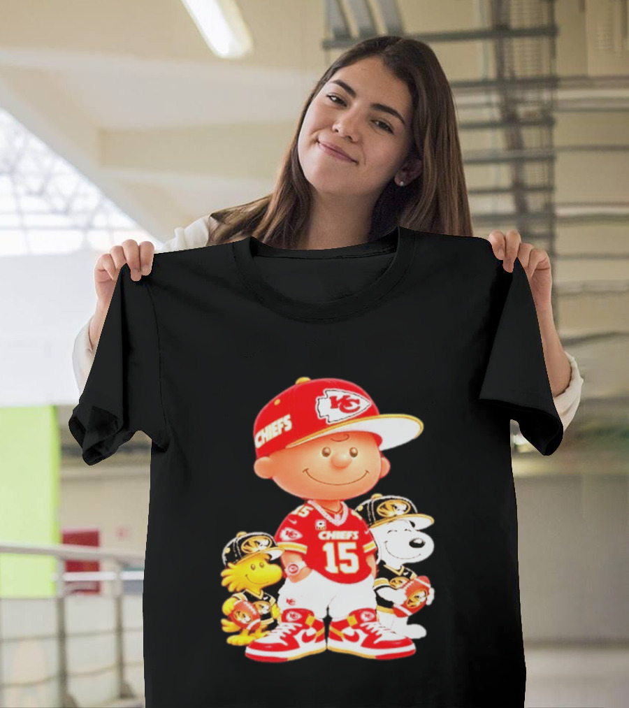 Peanuts Chiefs Patrick Mahomes Football Kansas City Charlie Brown Snoopy Woodstock T-Shirt