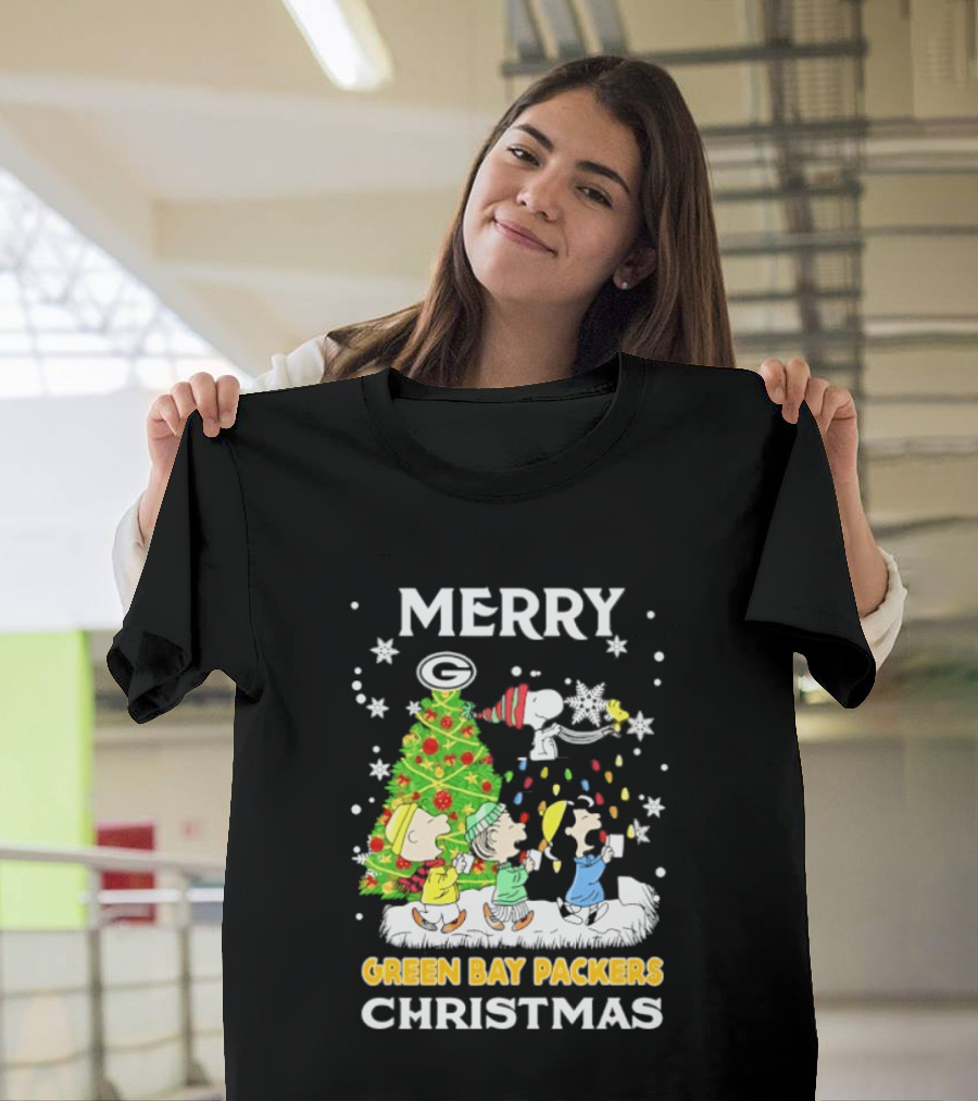 Merry Green Bay Packers Peanuts Christmas Caroling With Snoopy And Woodstock T-Shirt
