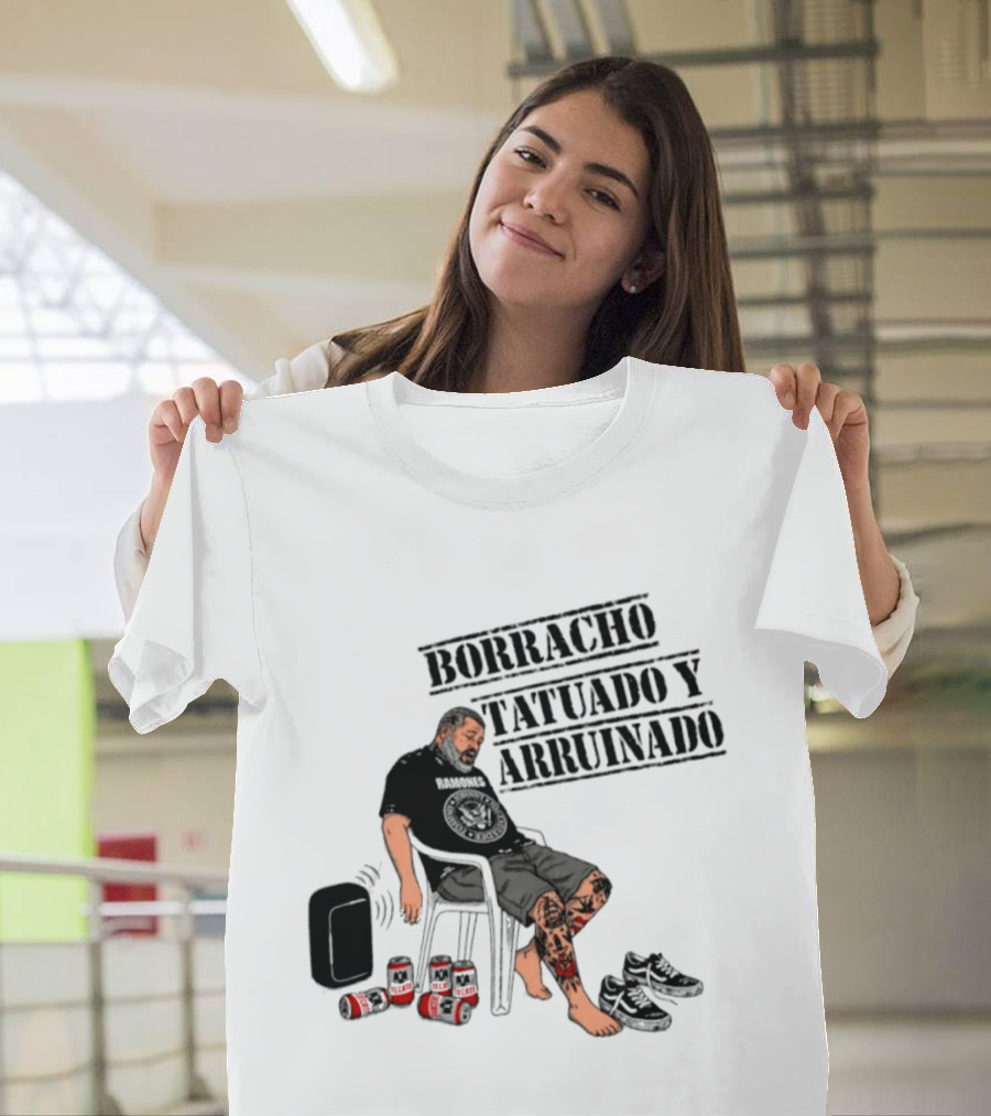 Borracho Tatuado Y Arruinado Hombre Con Pierna Tatuada Y Botellas Vibrando T-Shirt