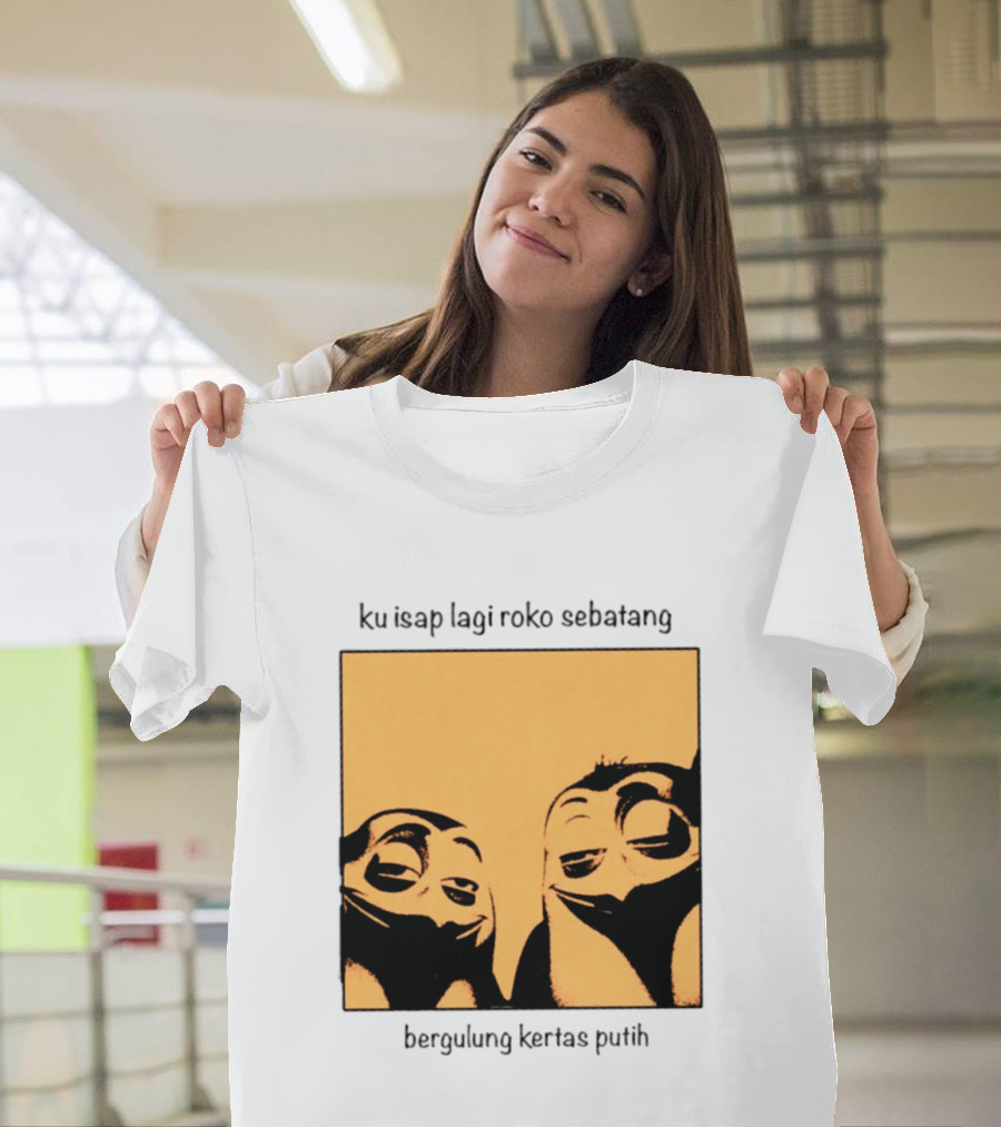 Ku Isap Lagi Roko Sebatang Bergulung Kertas Putih Private Kowalski T-Shirt