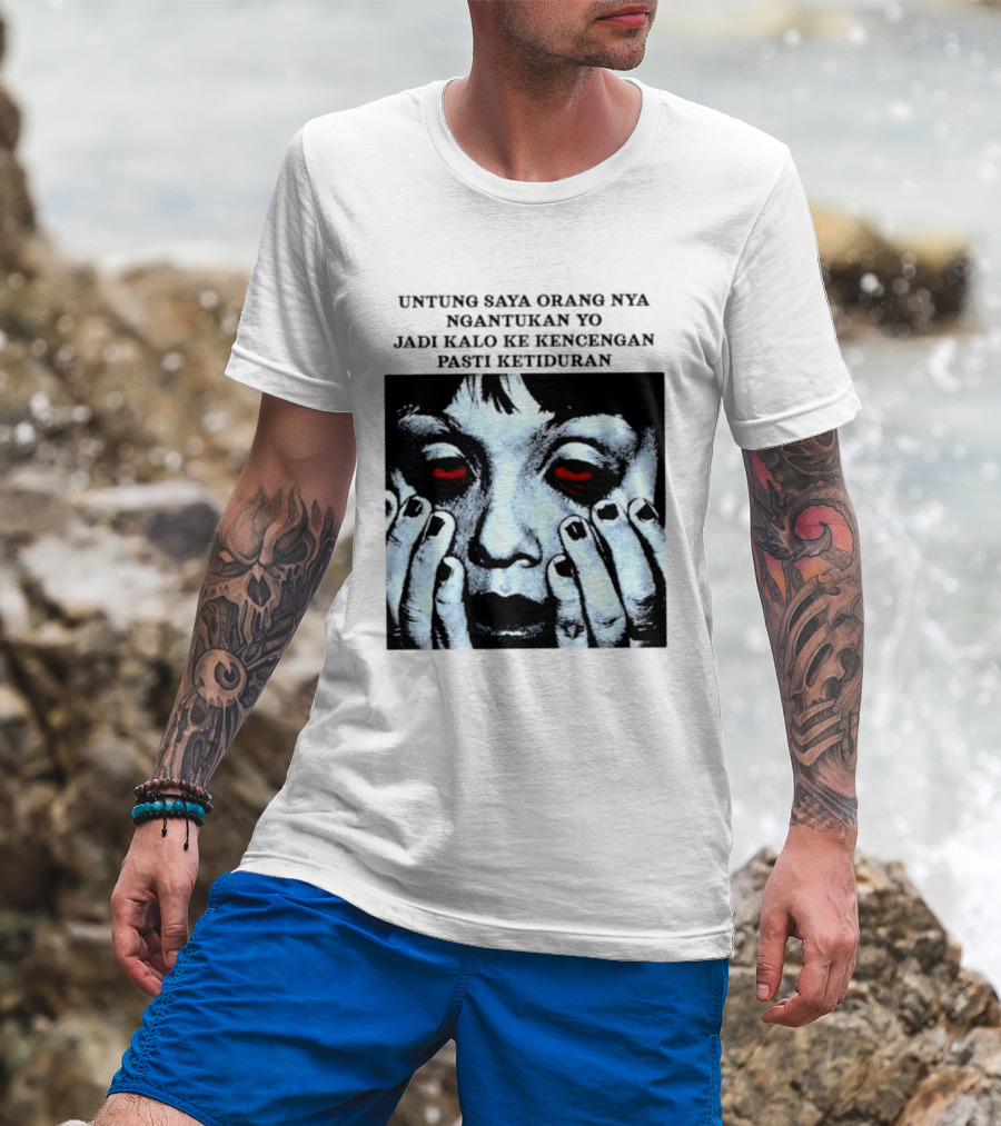 Untung Saya Orang Nya Ngantukan Yo Jadi Kalo Ke Kencengan Pasti Ketiduran Mata Merah Menahan Kantuk T-Shirt