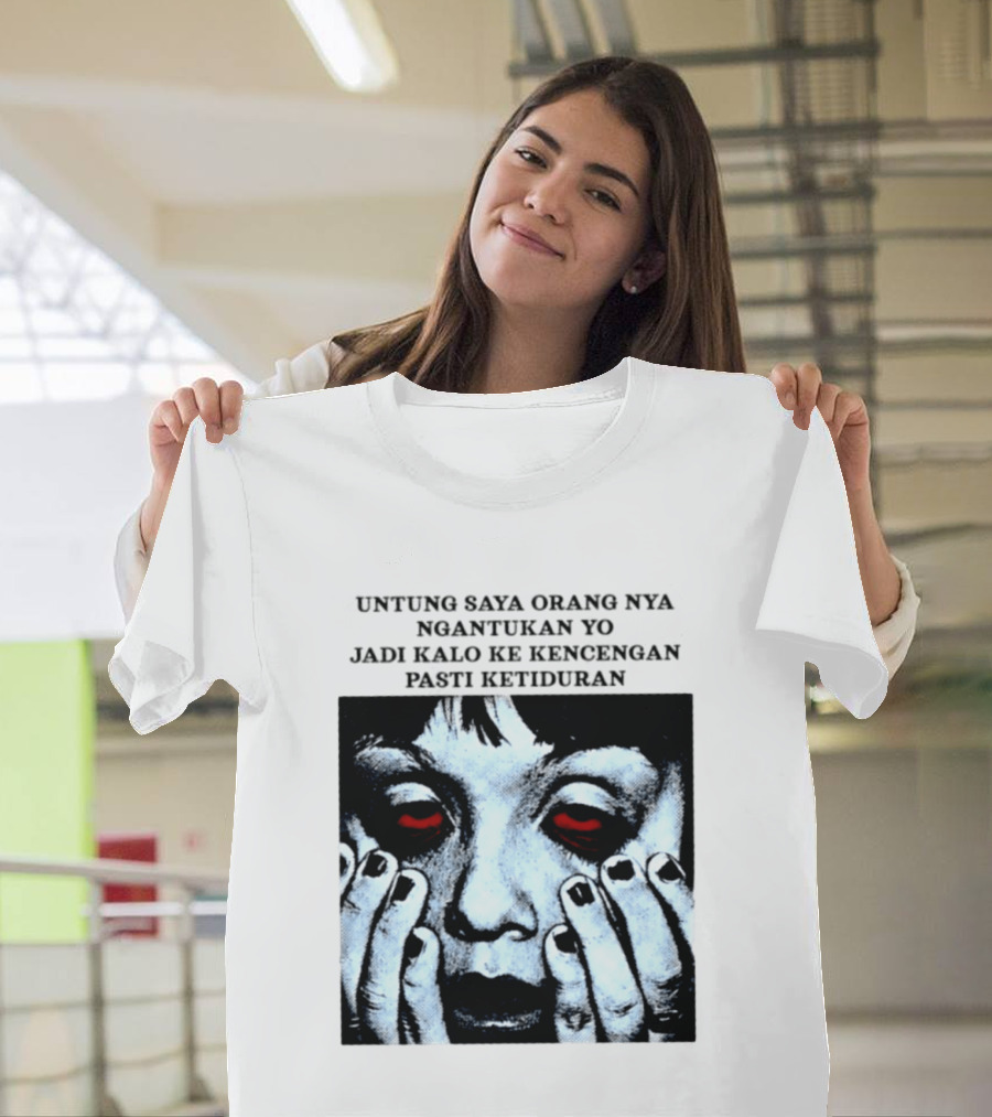 Untung Saya Orang Nya Ngantukan Yo Jadi Kalo Ke Kencengan Pasti Ketiduran Mata Merah Menahan Kantuk T-Shirt