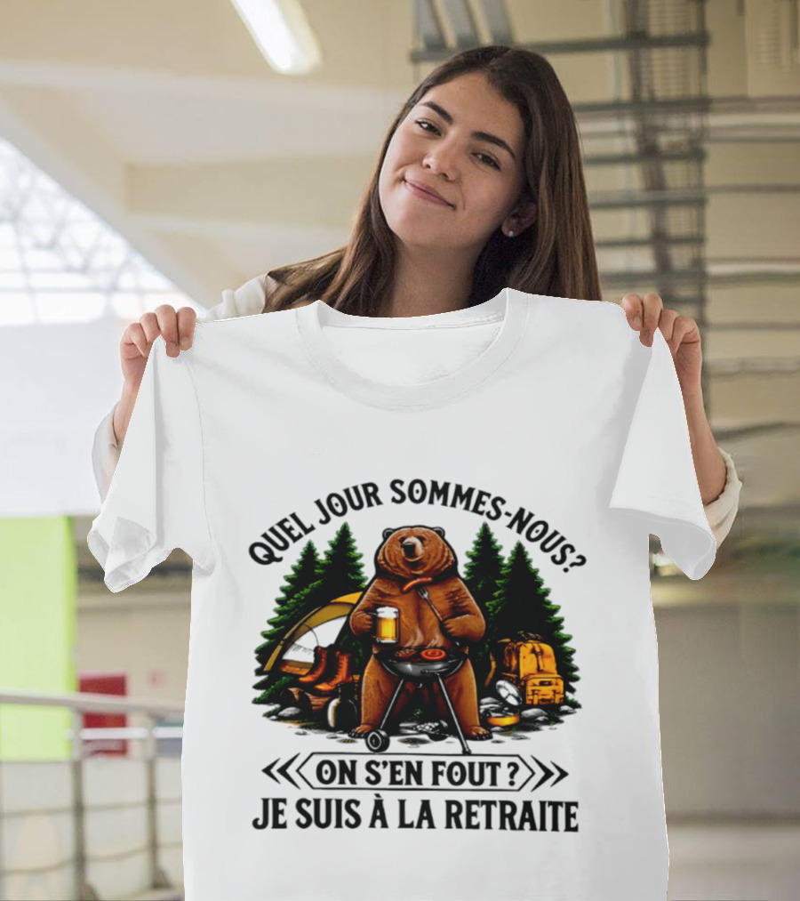 Quel Jour Sommes Nous On S'en Fout Je Suis à La Retraite Camping Bear In The Woods T-Shirt