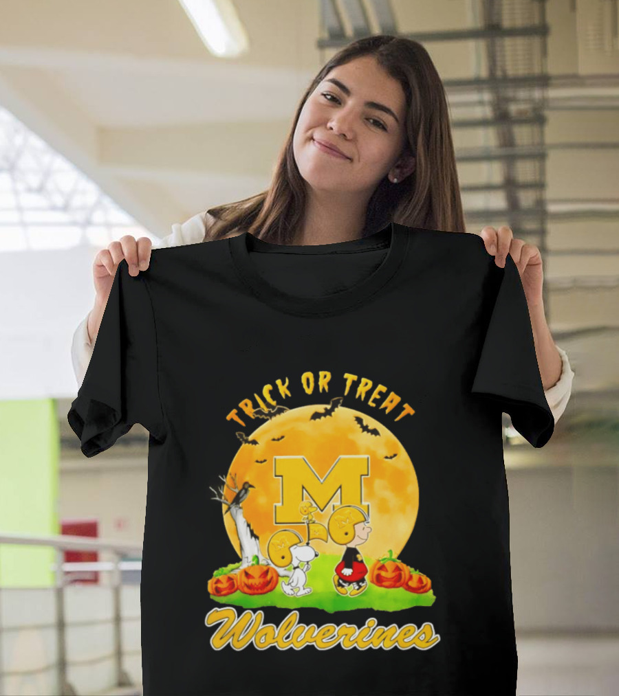 Michigan Wolverines Peanuts Trick Or Treat Halloween Moon T-Shirt