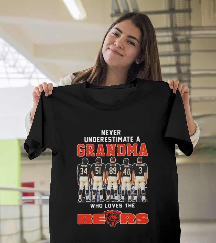 Never Underestimate A Grandma Who Loves The Chicago Bears Payton Butkus Ditka Sayers Singletary T-Shirt