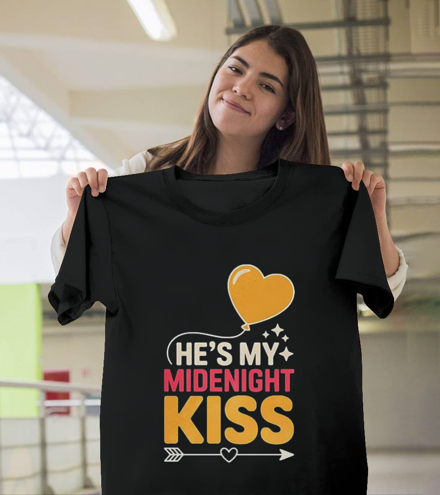 Happy New Year Midnight Kiss Heart Balloon And Arrow T-Shirt