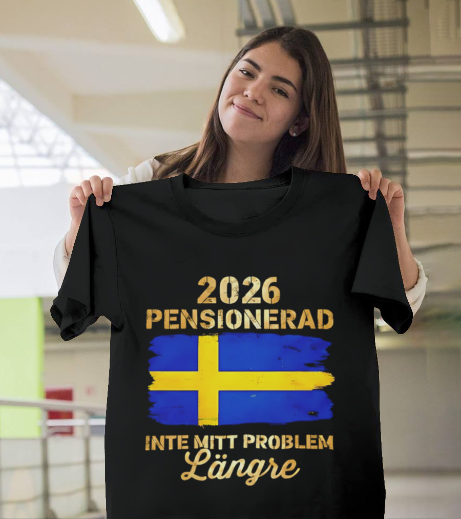 2026 Pensionerad Inte Mitt Problem Längre Svenska Flagga T-Shirt
