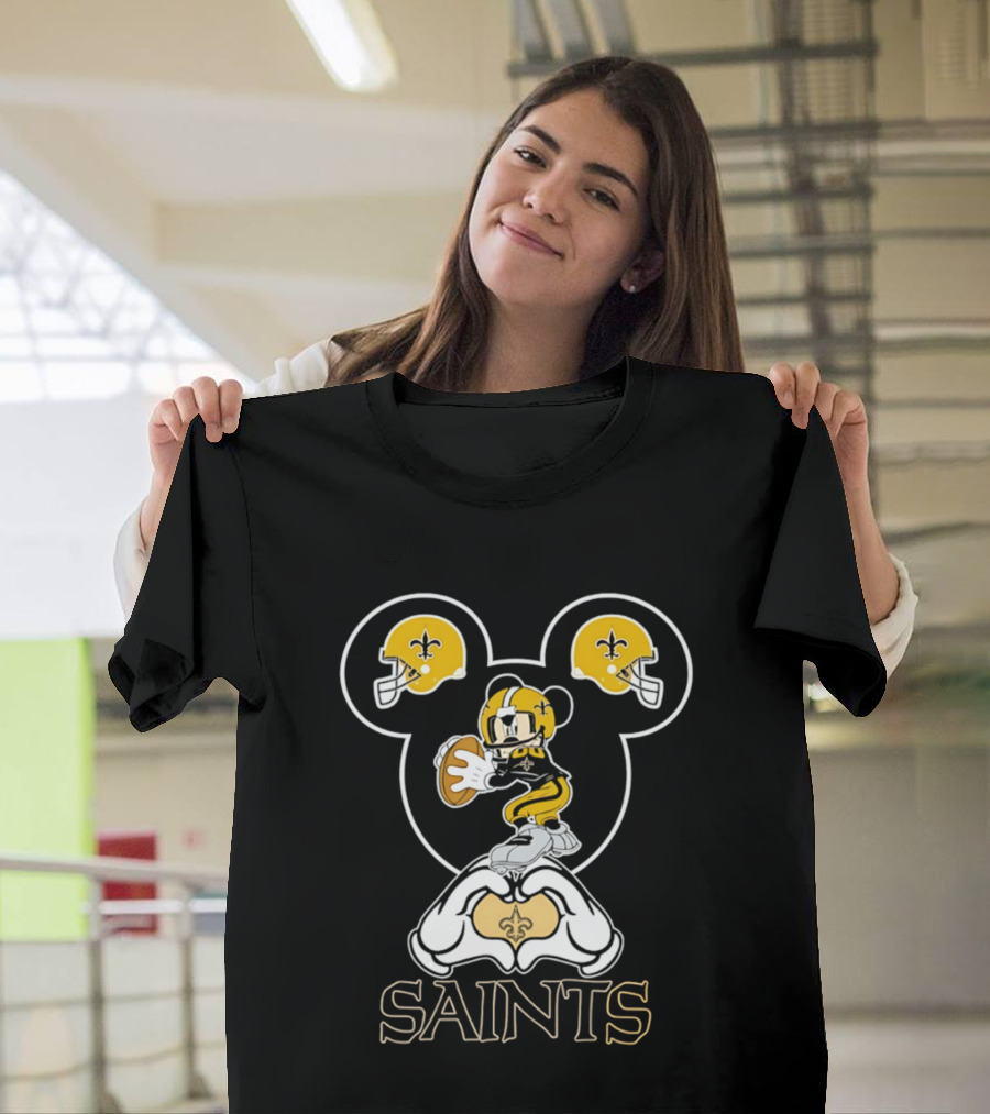 New Orleans Saints Mickey Mouse Football Heart Hands T-Shirt