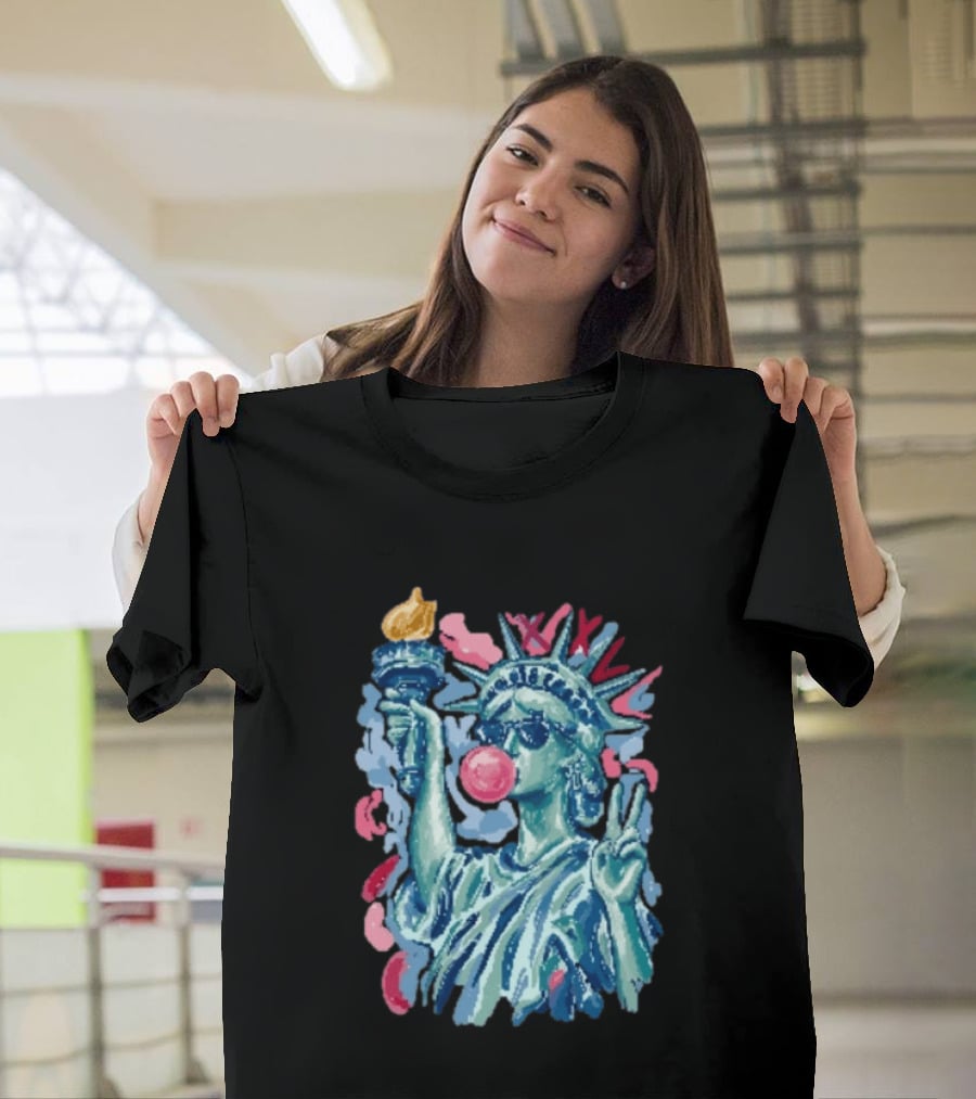 Statue Of Liberty With Bubble Gum And Peace Sign For 4th Of July T-Shirt