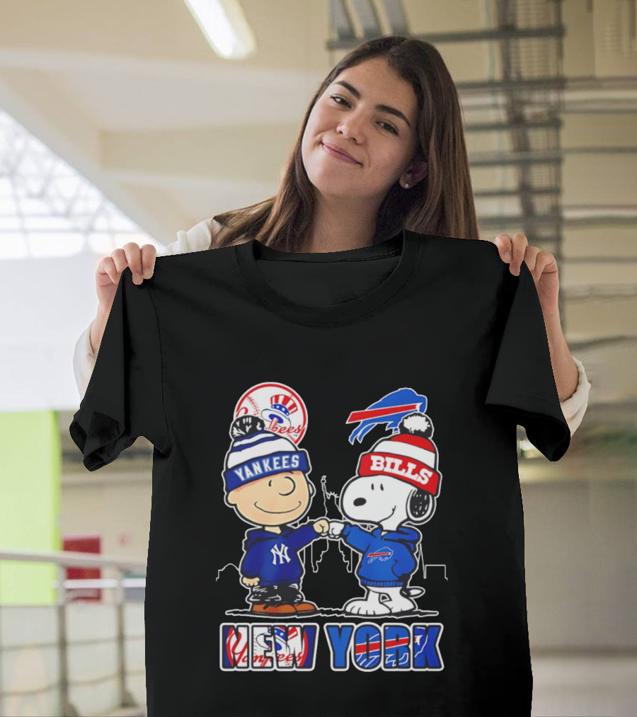 New York Yankees Buffalo Bills Charlie Brown Snoopy Fist Bump Skyline T-Shirt