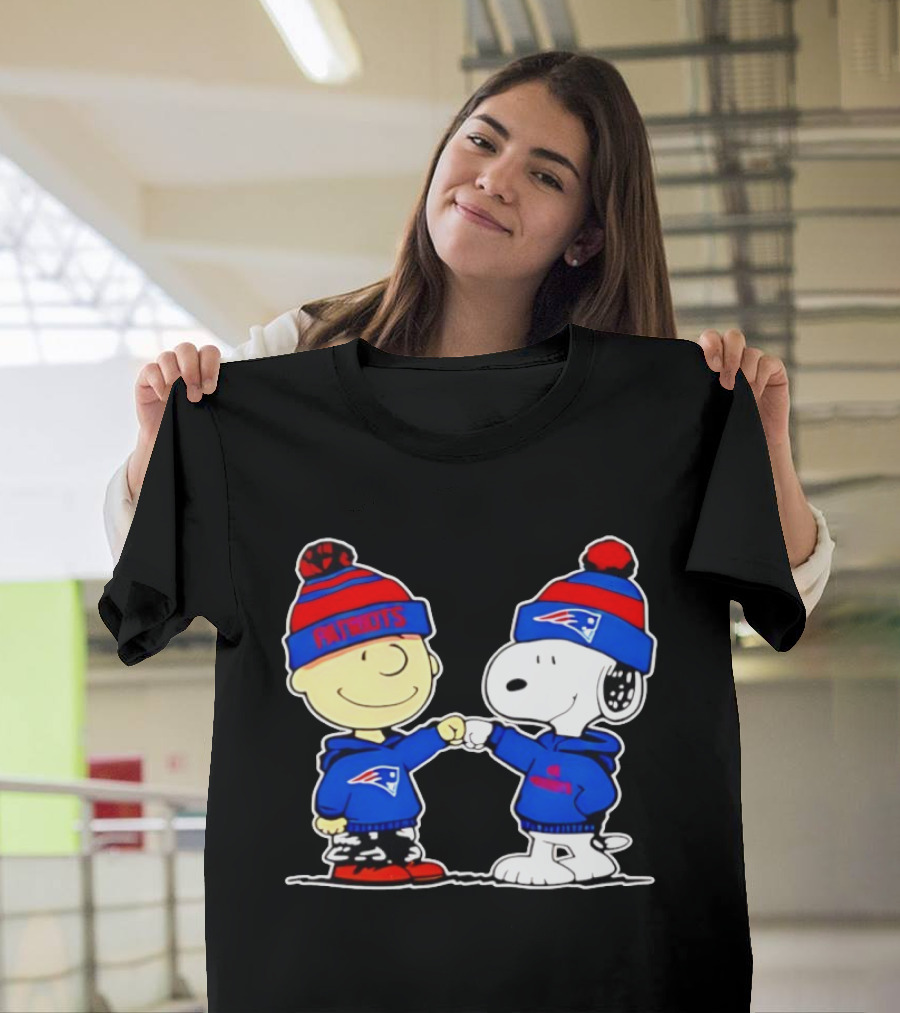 Snoopy And Charlie Brown Patriots Beanie Fist Bump T-Shirt