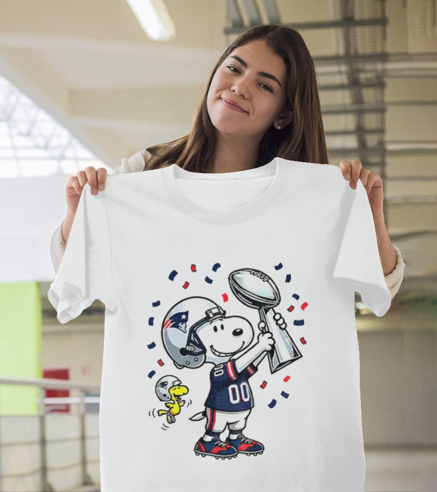 Snoopy Woodstock NFL New England Patriots Football Super Bowl Fun T-Shirt