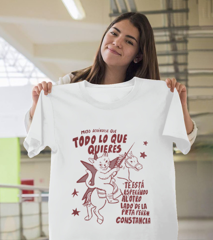 Mijo Acuerdese Que Todo Lo Que Quieres Te Esta Esperando Al Otro Lado De La Perseverancia Constancia Cat Riding Horse With Stars T-Shirt