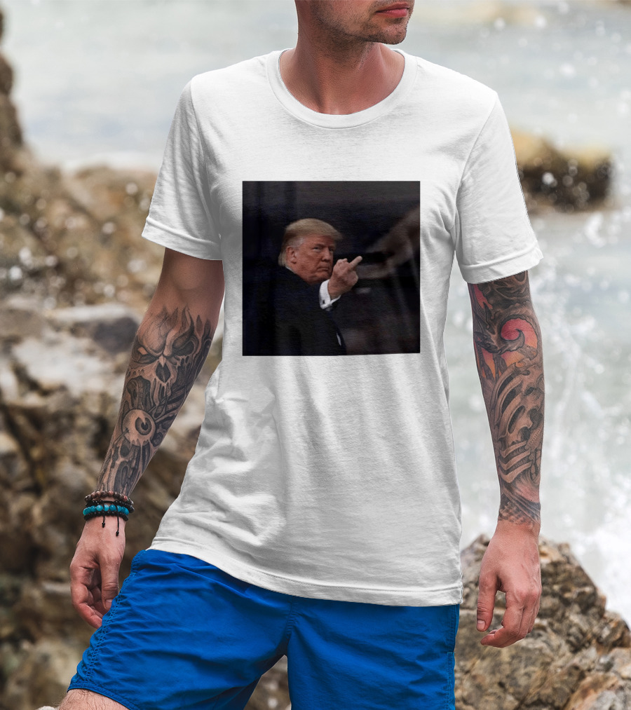 Trump Middle Finger At Heckler T-Shirt