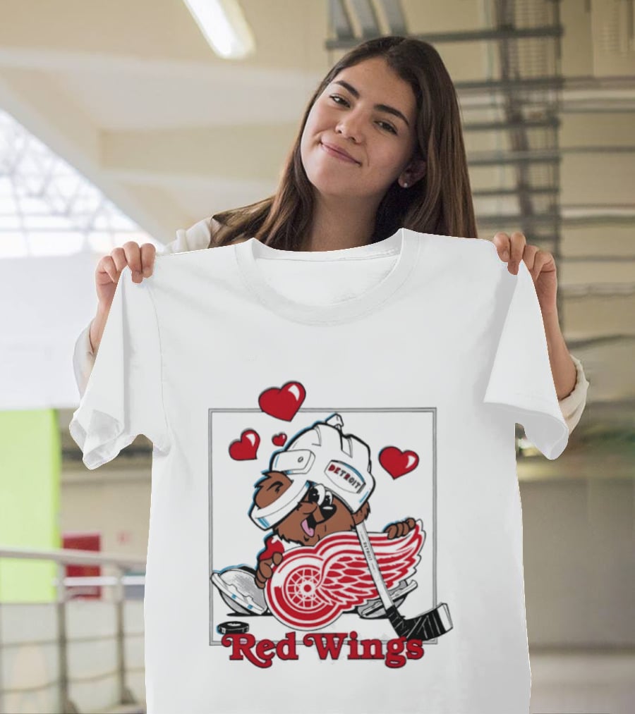 Detroit Red Wings Bear Hugging Hockey Heart With Hearts T-Shirt