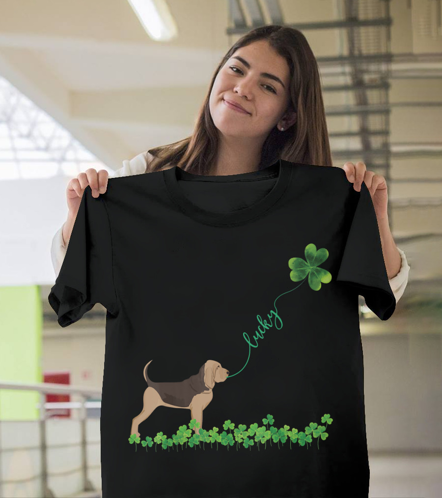 Lucky Bloodhound Dog With Shamrock St Patrick Day T-Shirt