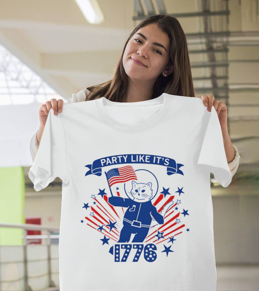 Party Like It's 1776 Astronaut Cat Holding American Flag With Stars T-Shirt