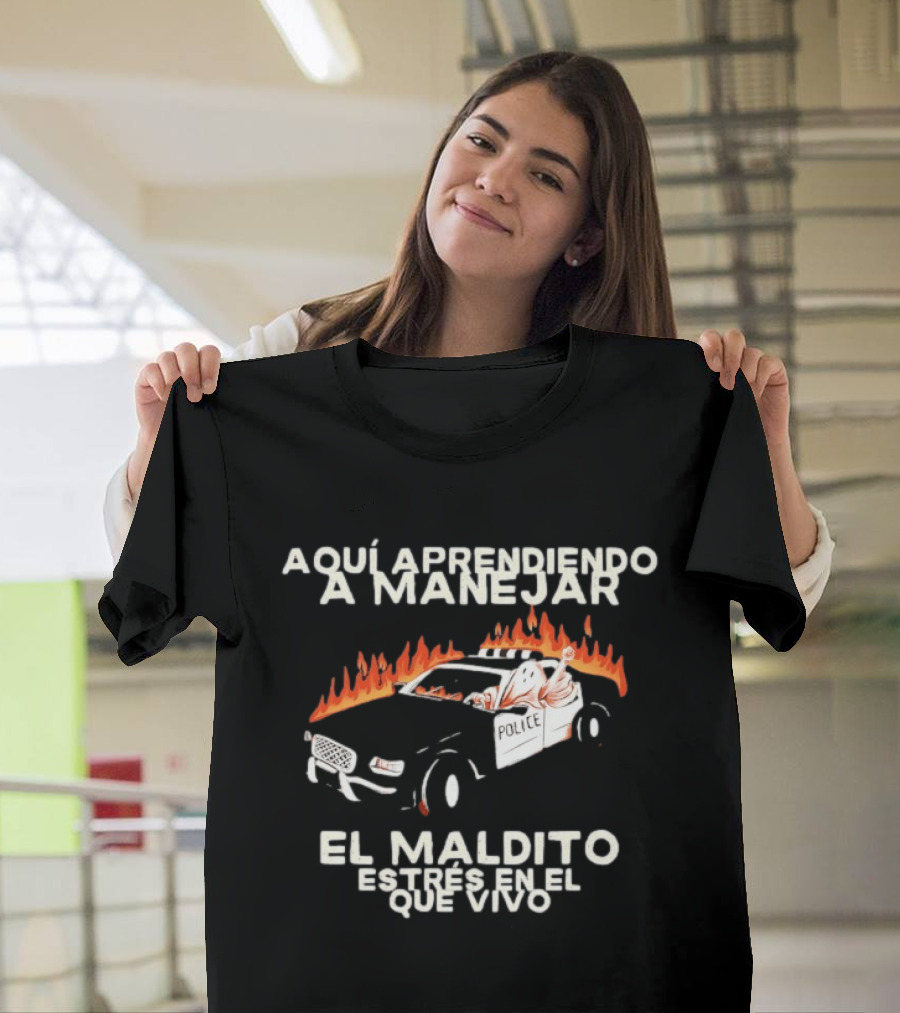 Aquí Aprendiendo A Manejar El Maldito Estrés En El Que Vivo Policía Coche En Llamas T-Shirt