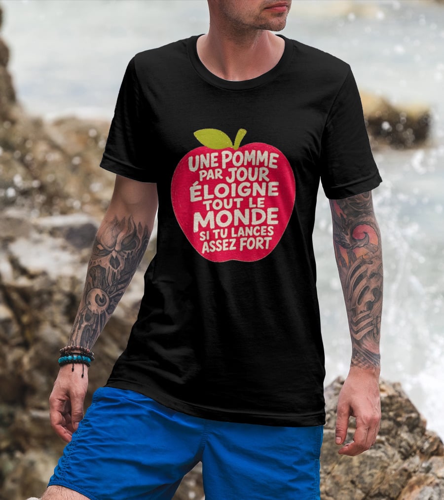 Une Pomme Par Jour Éloigne Tout Le Monde Si Tu Lances Assez Fort Humor Phrase T-Shirt
