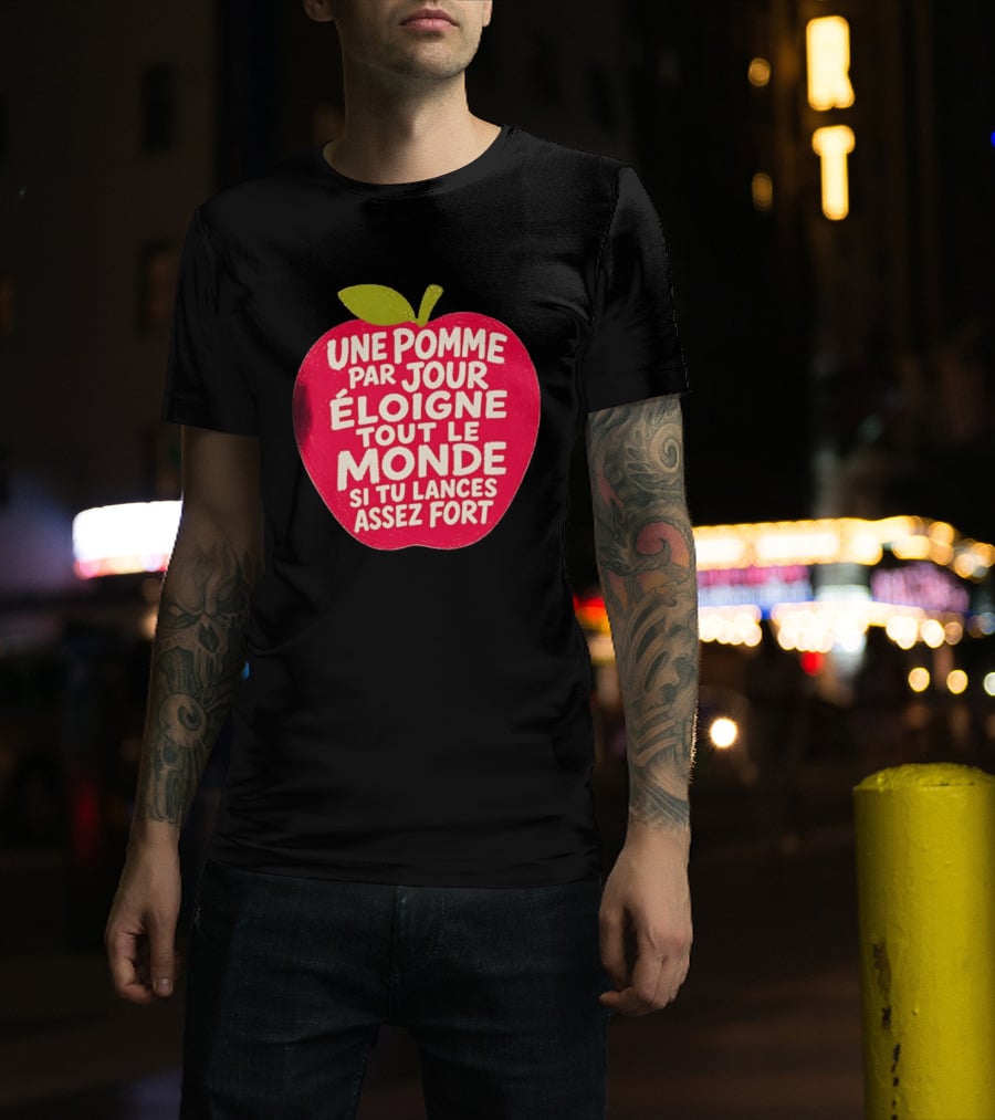 Une Pomme Par Jour Éloigne Tout Le Monde Si Tu Lances Assez Fort Humor Phrase T-Shirt