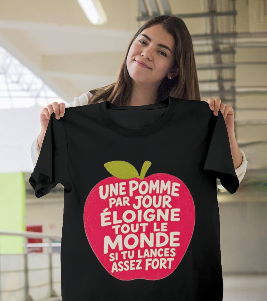 Une Pomme Par Jour Éloigne Tout Le Monde Si Tu Lances Assez Fort Humor Phrase T-Shirt