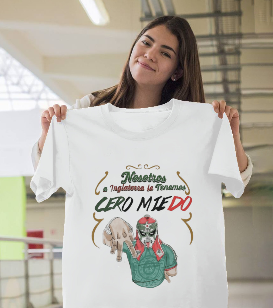 Nosotros A Inglaterra Le Tenemos Cero Miedo Luchador Mexicano Espíritu Valiente T-Shirt