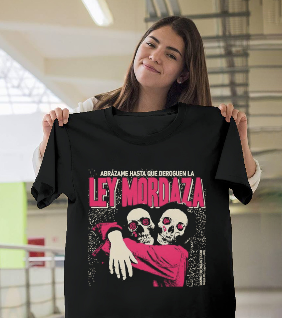 Abrazame Hasta Que Deroguen La Ley Mordaza T-Shirt