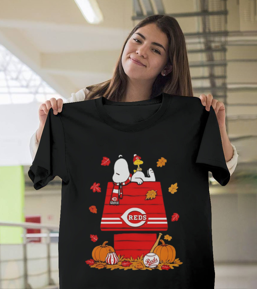 Snoopy Woodstock Cincinnati Reds Fall Baseball Pumpkins Leaves T-Shirt