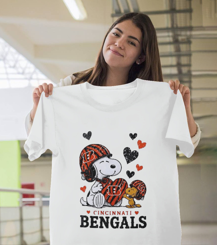 Cincinnati Bengals Peanuts Snoopy And Woodstock Love Hearts T-Shirt