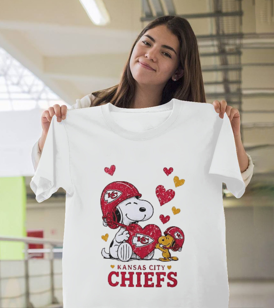Kansas City Chiefs Peanuts Snoopy Hearts And Laughter T-Shirt