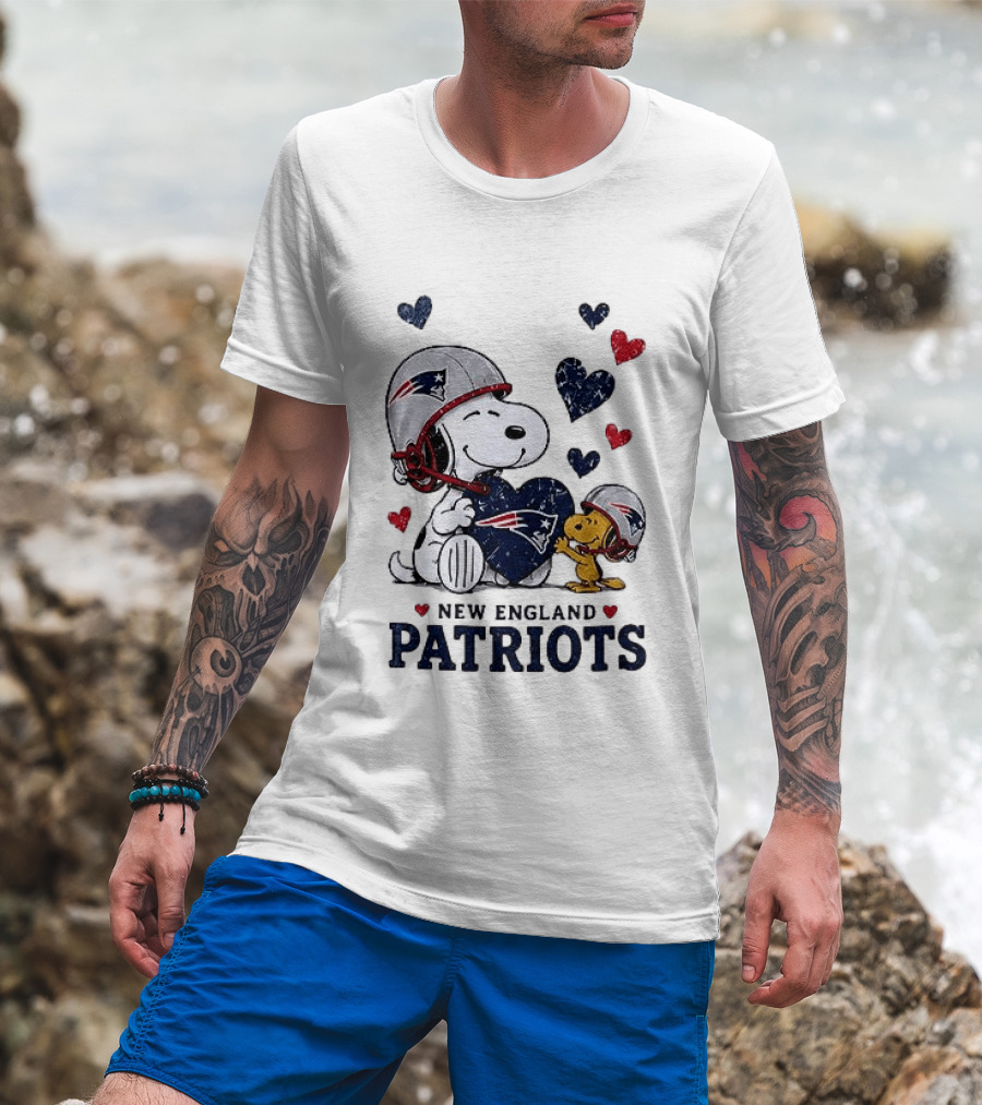 New England Patriots Peanuts Snoopy Woodstock Heart Helmets T-Shirt