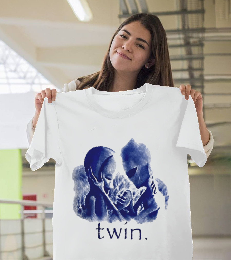 Twin Alien Extraterrestrial Sci Fi Embrace T-Shirt
