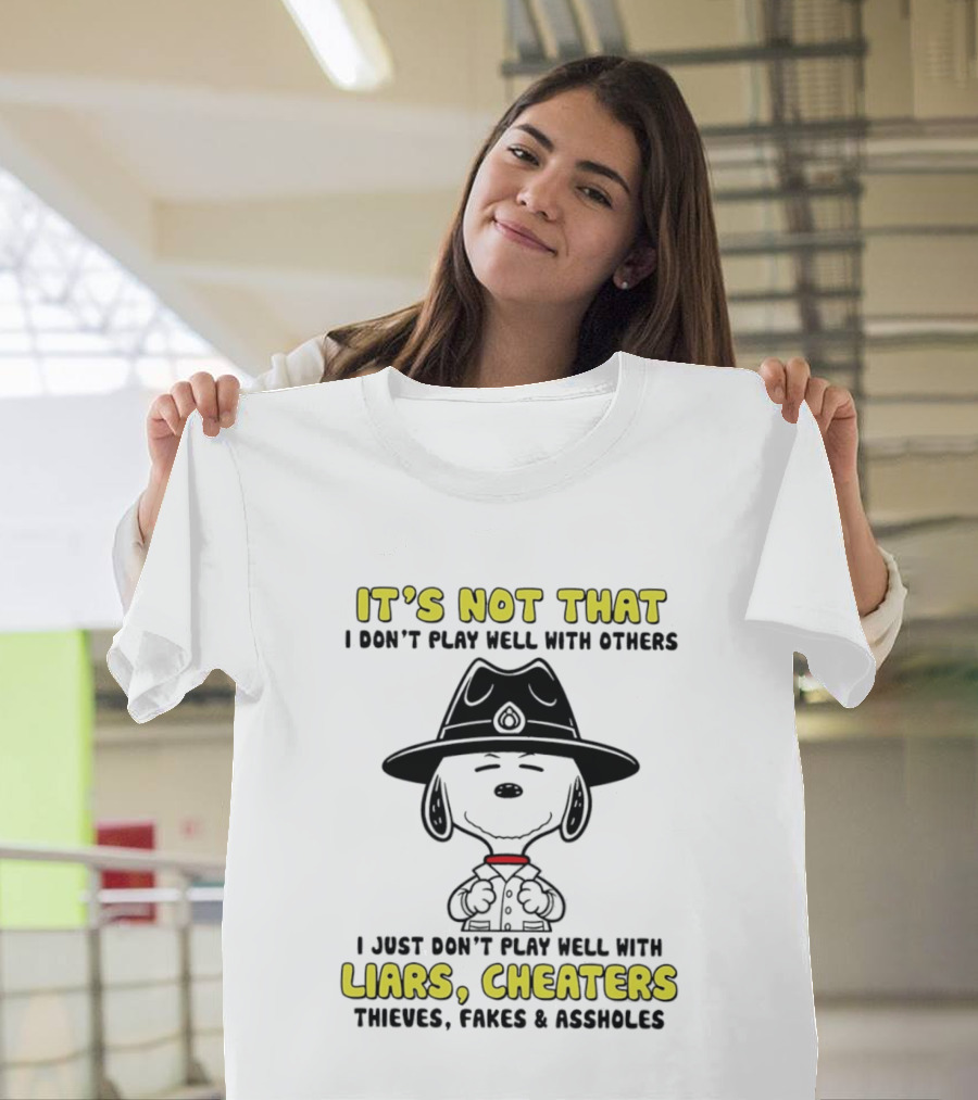 Snoopy It's Not That I Don't Play Well With Others Just Don't Play Well With Liars Cheaters Thieves Fakes & Assholes T-Shirt