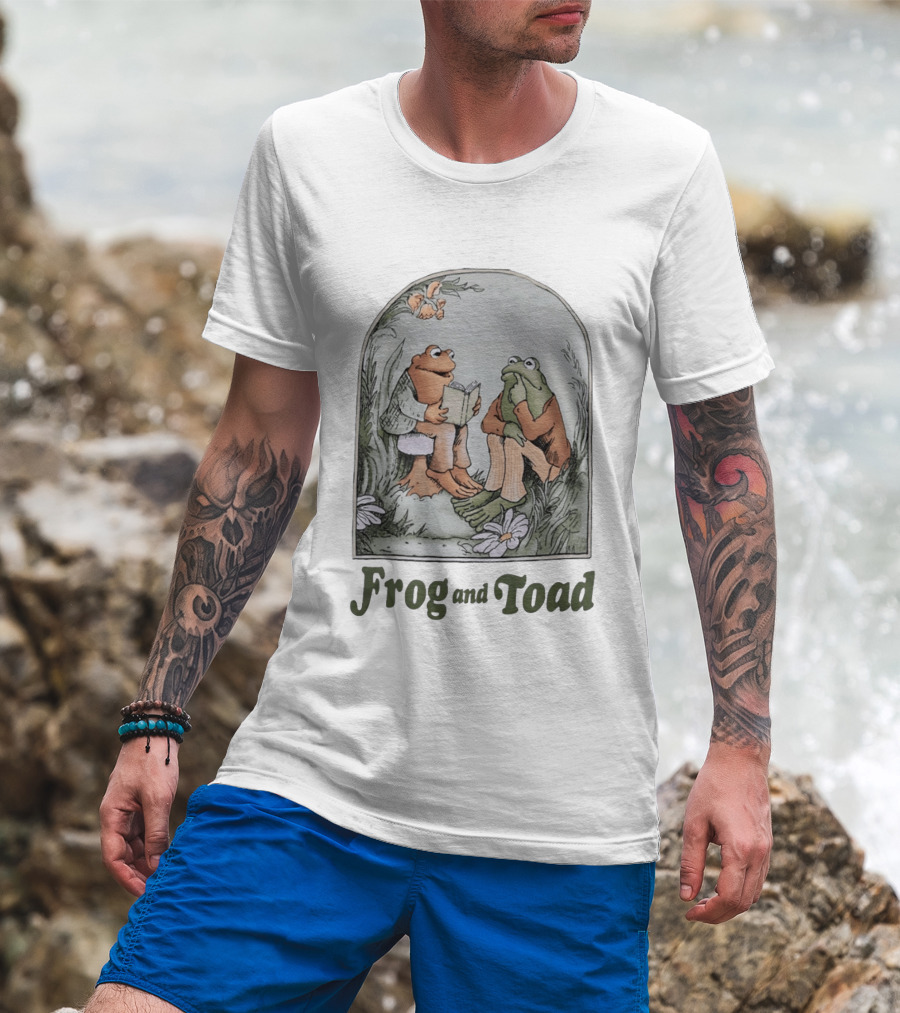 Frog And Toad Reading Together T-Shirt