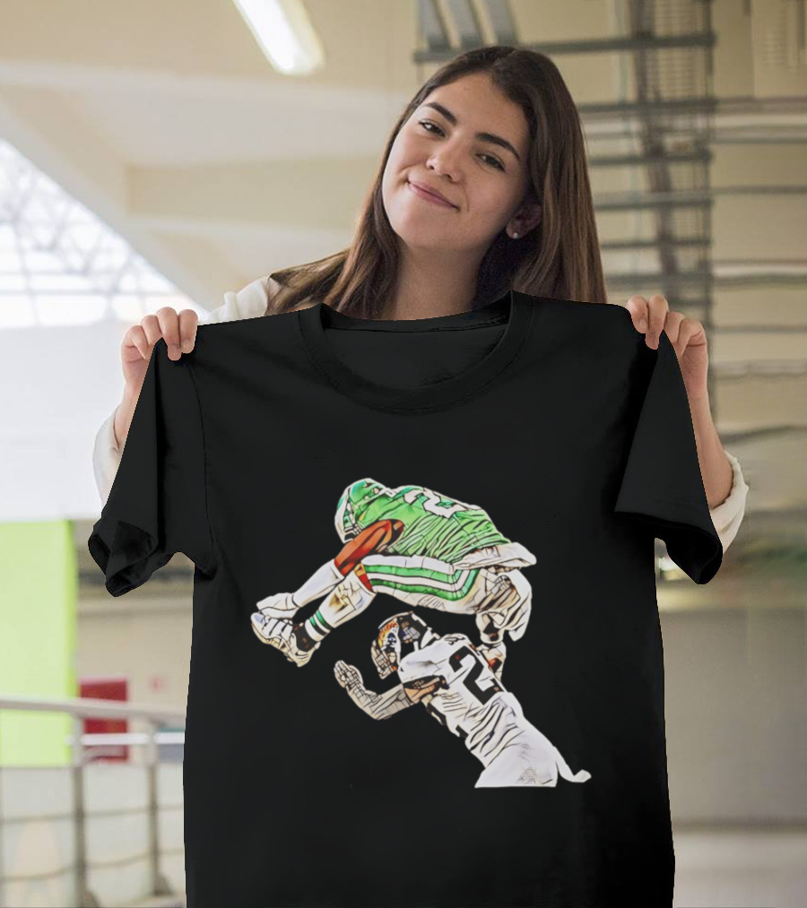 Saquon Barkley Hurdle Backwards Jump Over Defender In Green And White Jersey T-Shirt